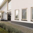 Wit huis met beige kozijnen - 1