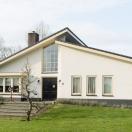 Wit huis met beige kozijnen - 2