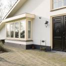 Wit huis met beige kozijnen - 3