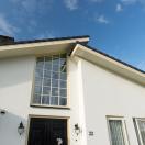Wit huis met beige kozijnen - 4