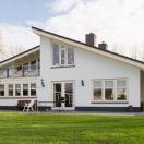 Wit huis met beige kozijnen - 9