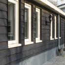Wit huis met beige kozijnen - 11