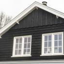 Zwart huis met witte kozijnen - 2