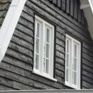 Zwart huis met witte kozijnen - 3