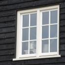 Zwart huis met witte kozijnen - 4