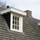 Zwart huis met witte kozijnen - 5