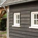 Zwart huis met witte kozijnen - 7