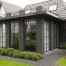 Wit huis met zwarte kozijnen - 1