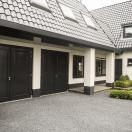 Wit huis met zwarte kozijnen - 2