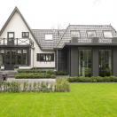 Wit huis met zwarte kozijnen - 4